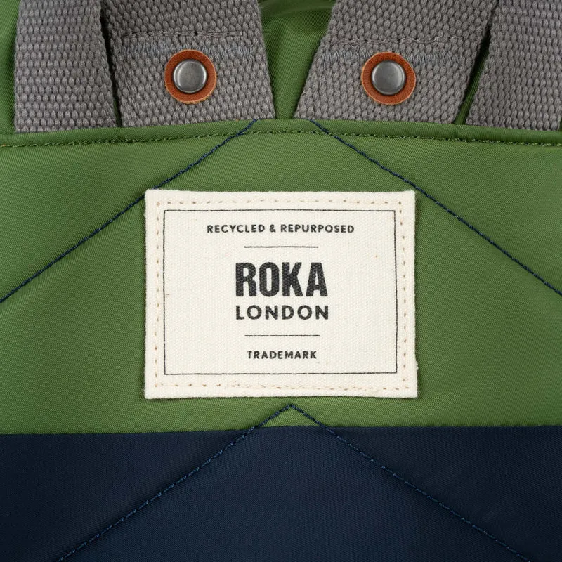 ROKA Kreativer Abfall Bantry B Midnight/Avocado Kleine Tasche aus recyceltem Nylon