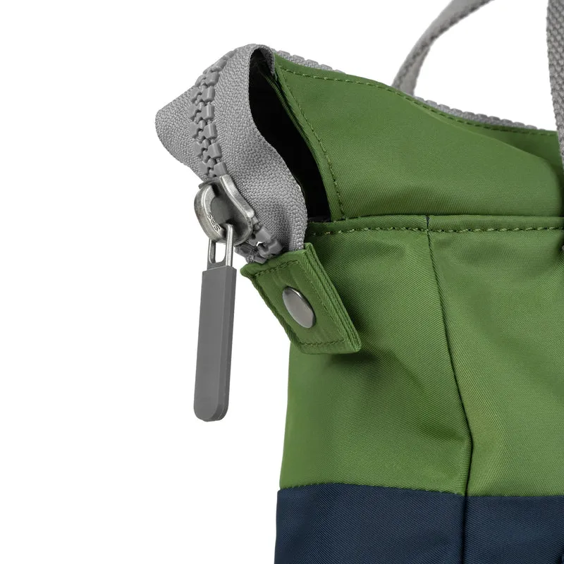 ROKA Kreativer Abfall Bantry B Midnight/Avocado Kleine Tasche aus recyceltem Nylon