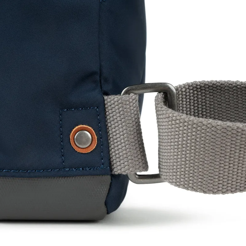 ROKA Kreativer Abfall Bantry B Midnight/Avocado Kleine Tasche aus recyceltem Nylon