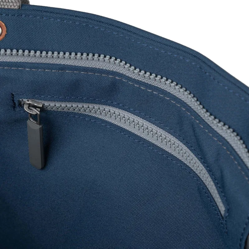ROKA Trafalgar B Deep Blue Tasche aus recyceltem Canvas