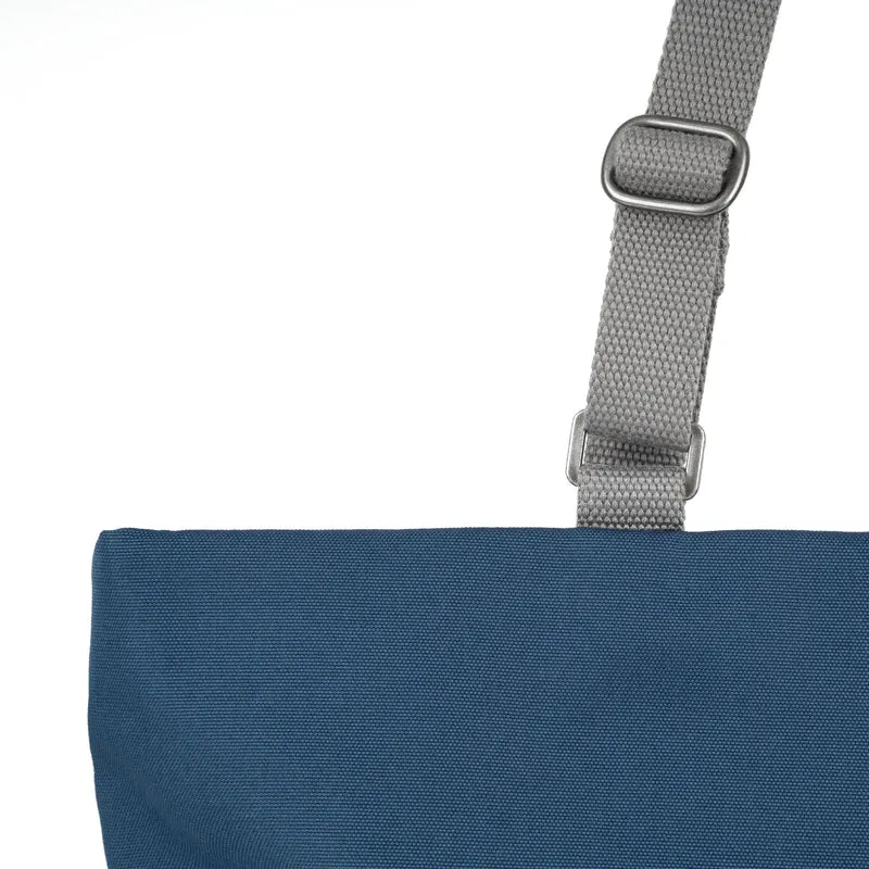ROKA Trafalgar B Deep Blue Tasche aus recyceltem Canvas