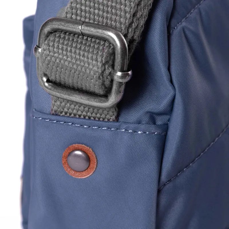 ROKA Paddington B Airforce Kleine Tasche aus recyceltem Nylon