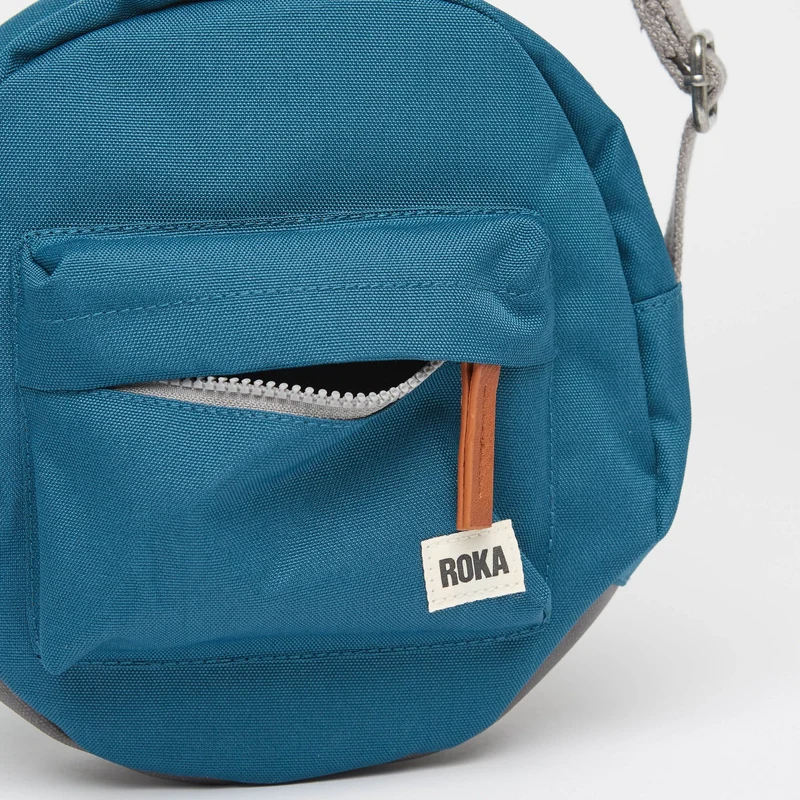 ROKA Paddington B Marine Kleine Tasche aus recyceltem Canvas