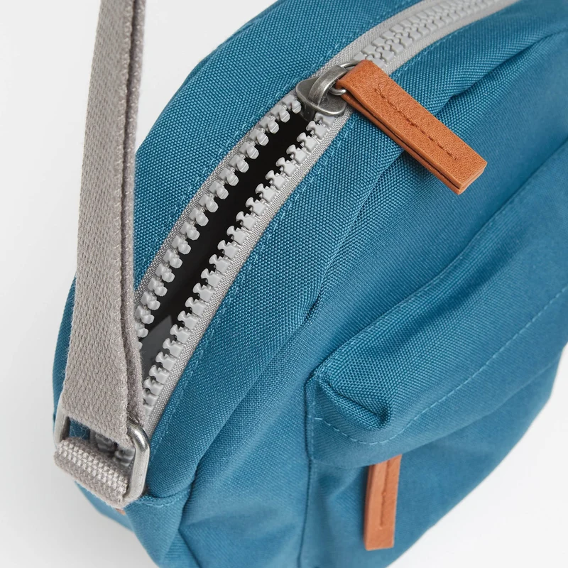 ROKA Paddington B Marine Kleine Tasche aus recyceltem Canvas
