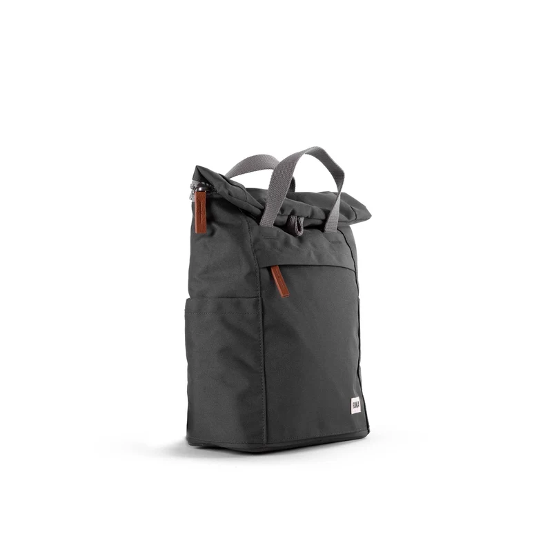 ROKA Finchley Eine kleine Tasche aus recyceltem Canvas mit Kohlenstoffanteil
