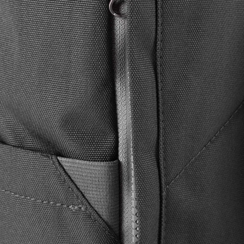 ROKA Finchley Eine kleine Tasche aus recyceltem Canvas mit Kohlenstoffanteil