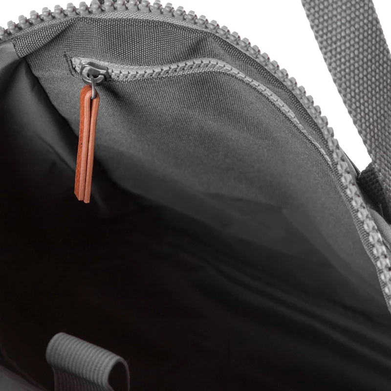 ROKA Finchley Eine kleine Tasche aus recyceltem Canvas mit Kohlenstoffanteil