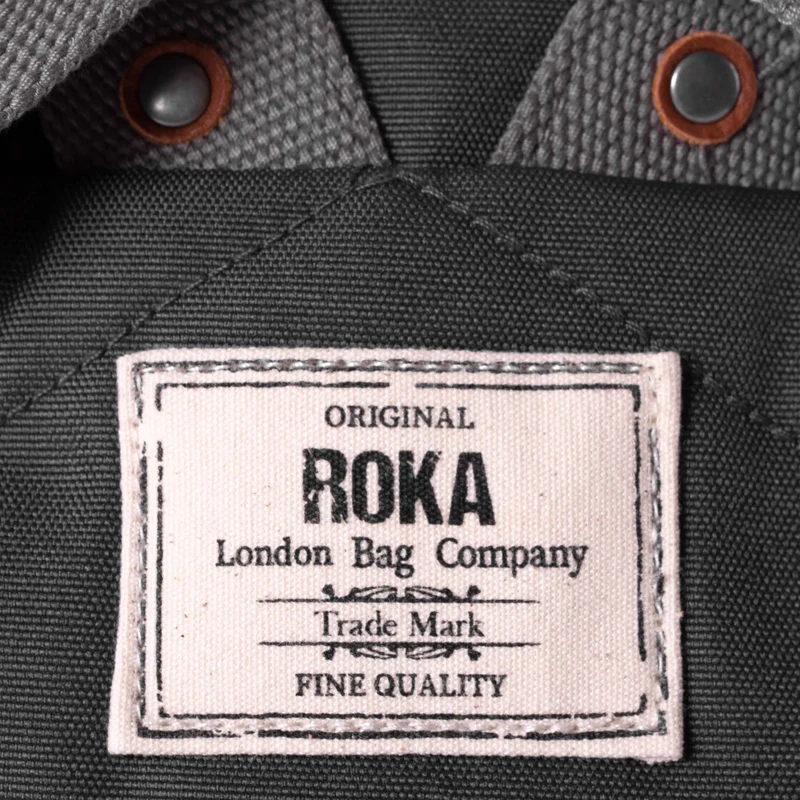 ROKA Finchley Eine kleine Tasche aus recyceltem Canvas mit Kohlenstoffanteil