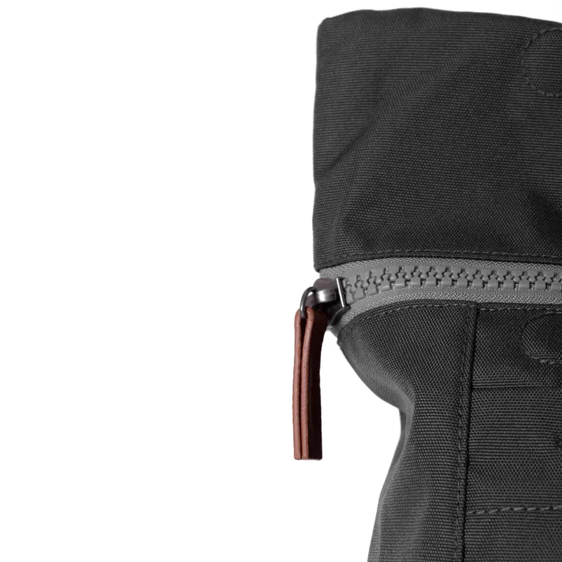 ROKA Finchley Eine kleine Tasche aus recyceltem Canvas mit Kohlenstoffanteil