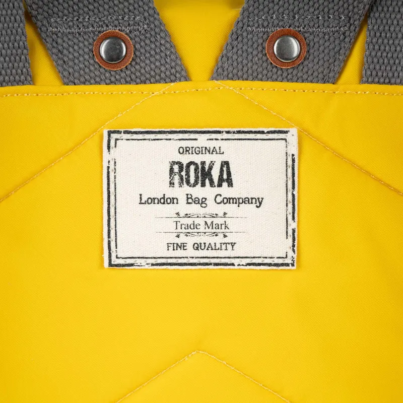 ROKA Bantry B Senfgelbe, mittelgroße Tasche aus recyceltem Nylon