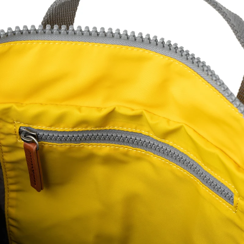 ROKA Bantry B Senfgelbe, mittelgroße Tasche aus recyceltem Nylon