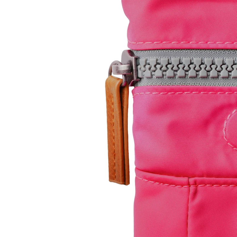 ROKA Canfield B Sparkling Cosmo Kleine Tasche aus recyceltem Nylon
