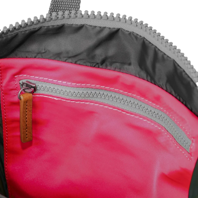 ROKA Canfield B Sparkling Cosmo Kleine Tasche aus recyceltem Nylon