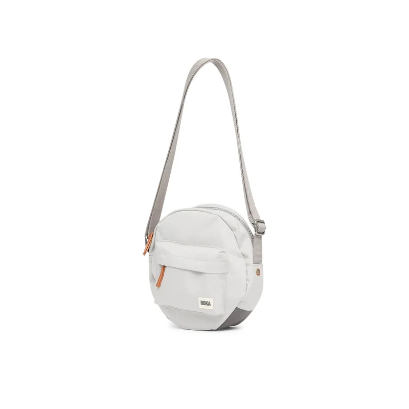 ROKA Paddington B Mist Kleine Tasche aus recyceltem Canvas