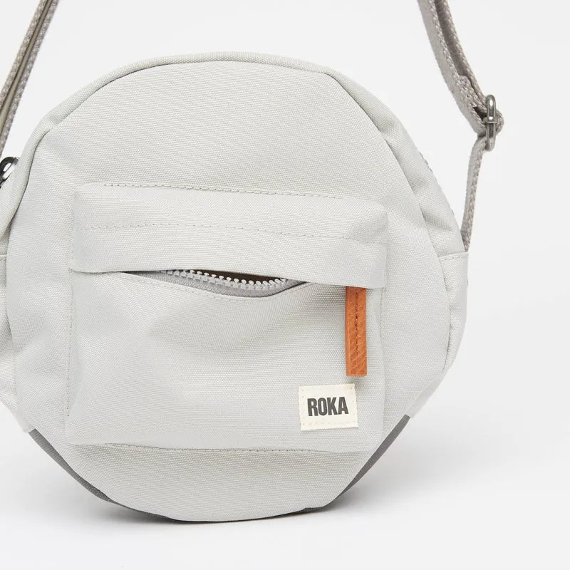 ROKA Paddington B Mist Kleine Tasche aus recyceltem Canvas