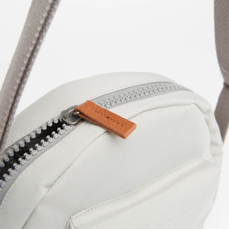ROKA Paddington B Mist Kleine Tasche aus recyceltem Canvas
