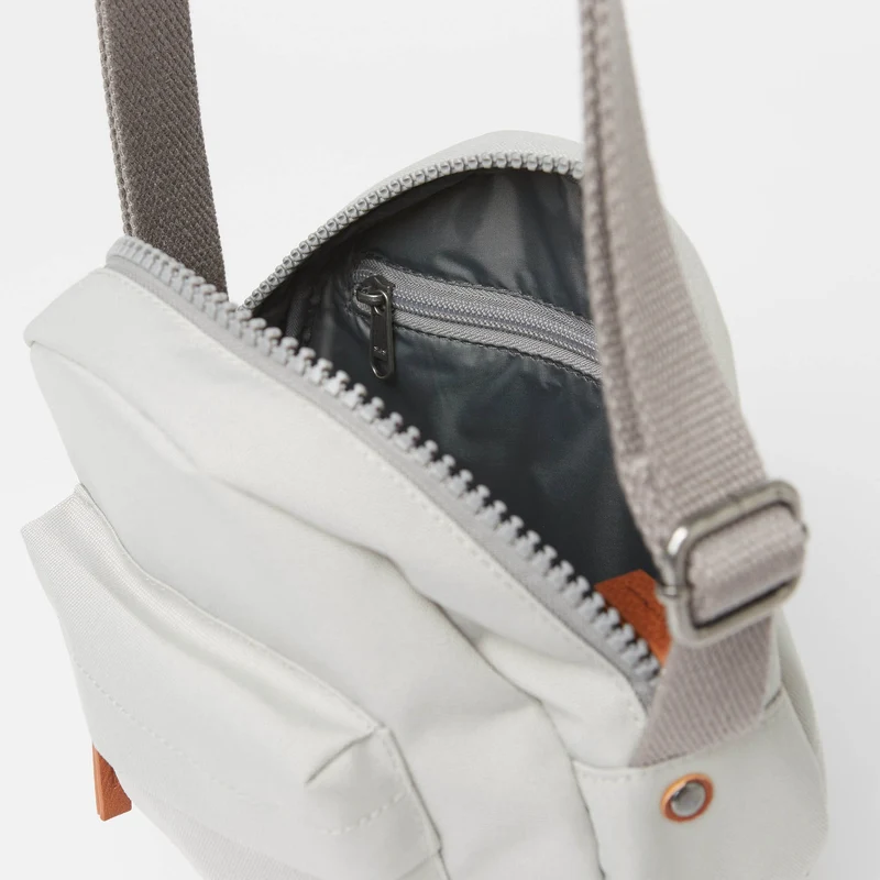 ROKA Paddington B Mist Kleine Tasche aus recyceltem Canvas