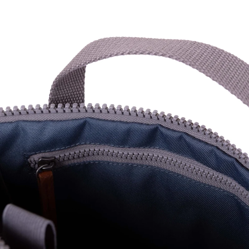 ROKA Finchley Eine mittelgroße Tasche aus recyceltem Segeltuch der US-Luftwaffe