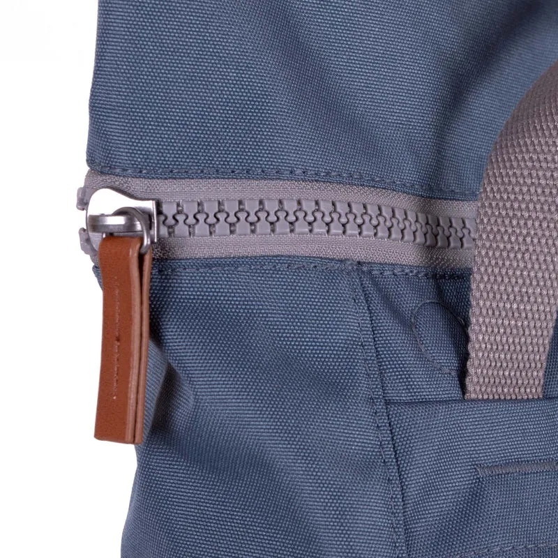 ROKA Finchley Eine mittelgroße Tasche aus recyceltem Segeltuch der US-Luftwaffe