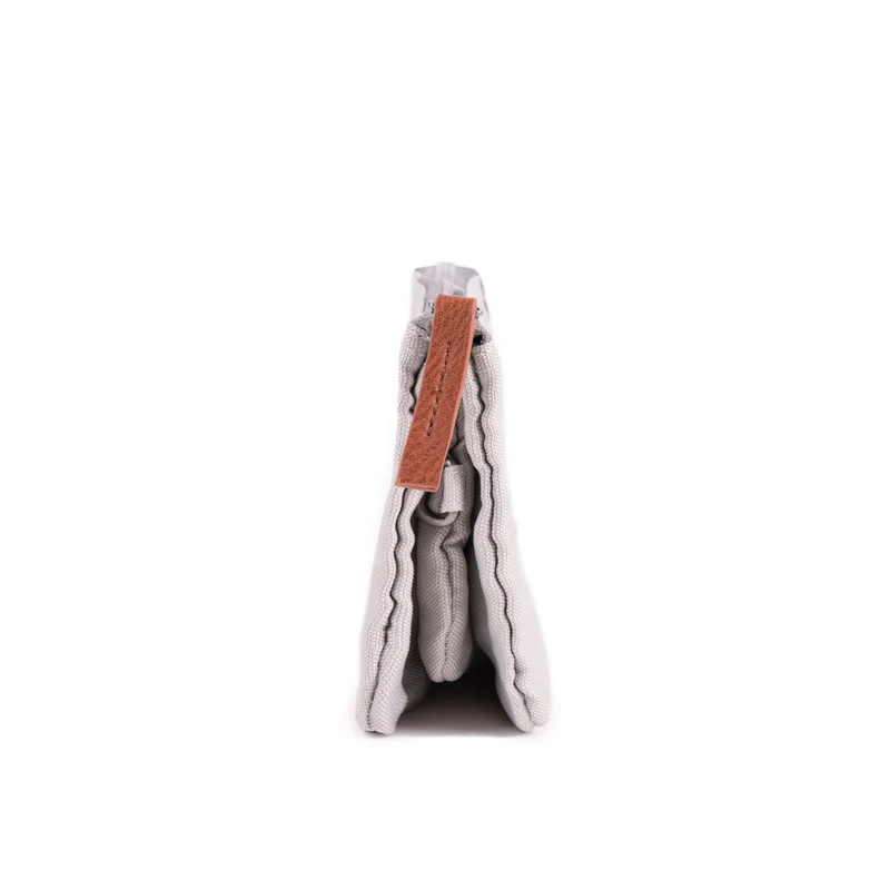 ROKA Carnaby Kleine Handtasche aus recyceltem Canvas, Farbe Mist