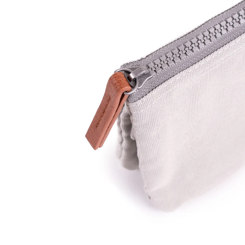 ROKA Carnaby Kleine Handtasche aus recyceltem Canvas, Farbe Mist