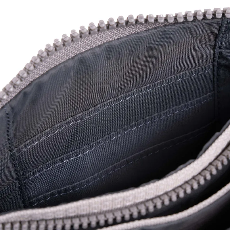 ROKA Carnaby Kleine Handtasche aus recyceltem Canvas, Farbe Mist