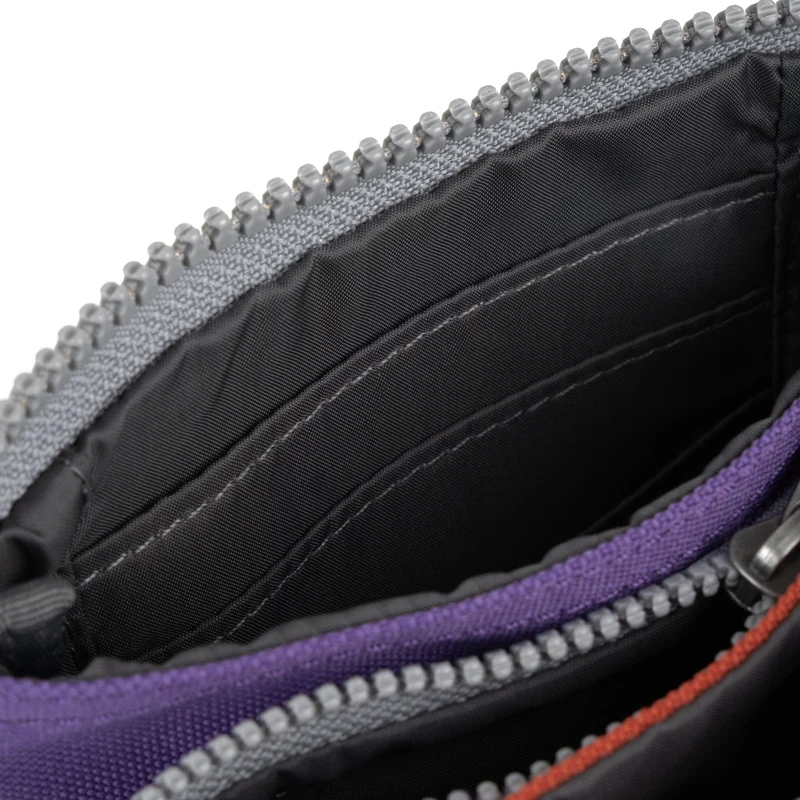 ROKA Kreativer Abfall Carnaby Kleine Handtasche aus recyceltem Canvas in Imperial Purple/Rooibos