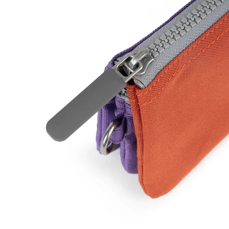ROKA Kreativer Abfall Carnaby Kleine Handtasche aus recyceltem Canvas in Imperial Purple/Rooibos