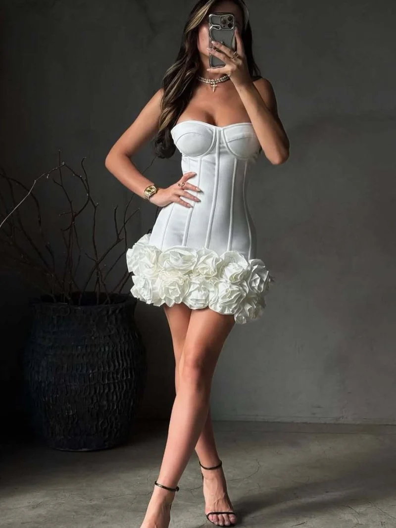 Weißes Corsagen Minikleid mit Blumenapplikation