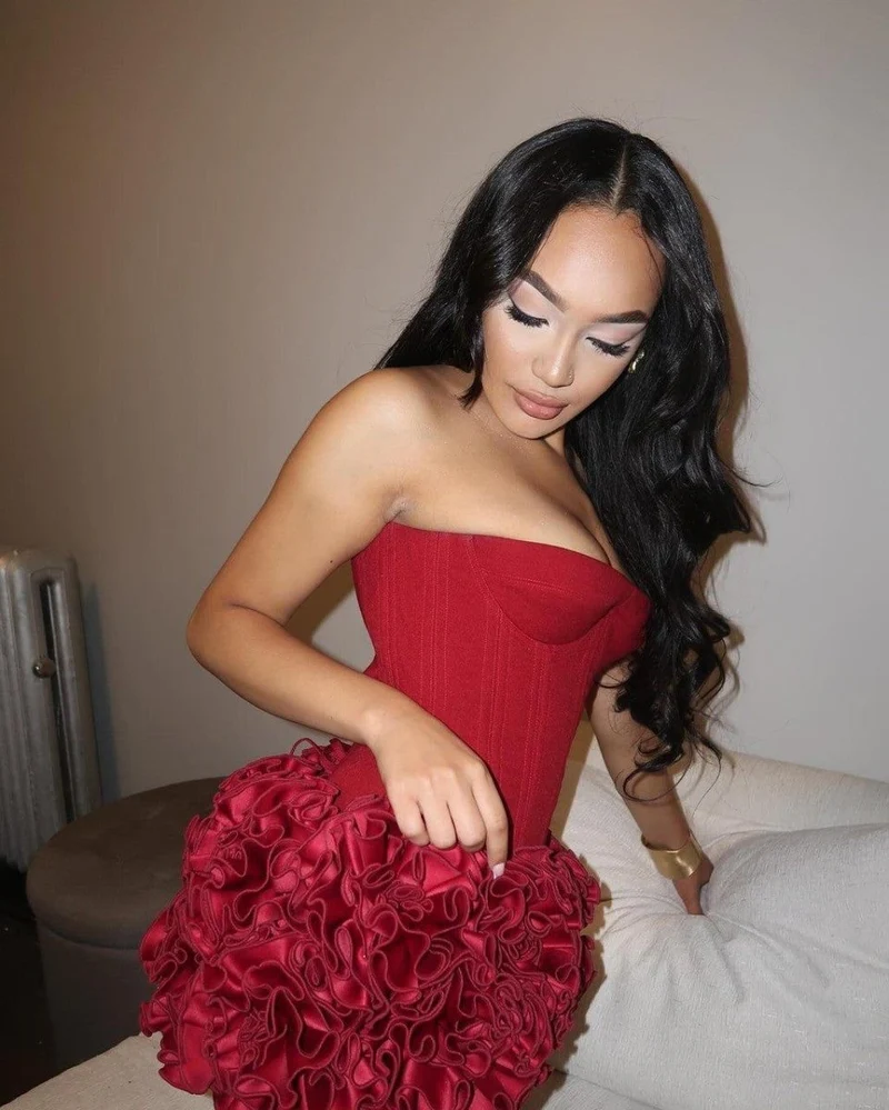 Giulia – Rotes, trägerloses Korsett-Minikleid mit dramatischem Volantrock