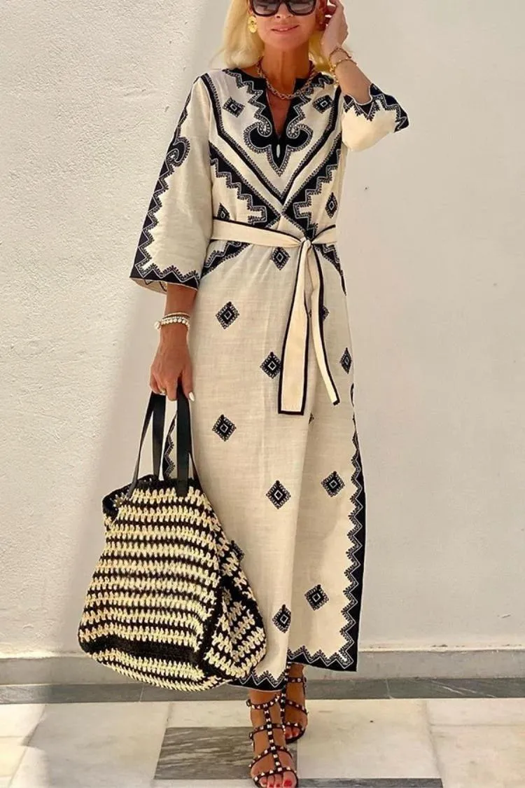 Ayla – Besticktes Boho-Maxi-Kleid mit Ethno-Muster und Bindegürtel