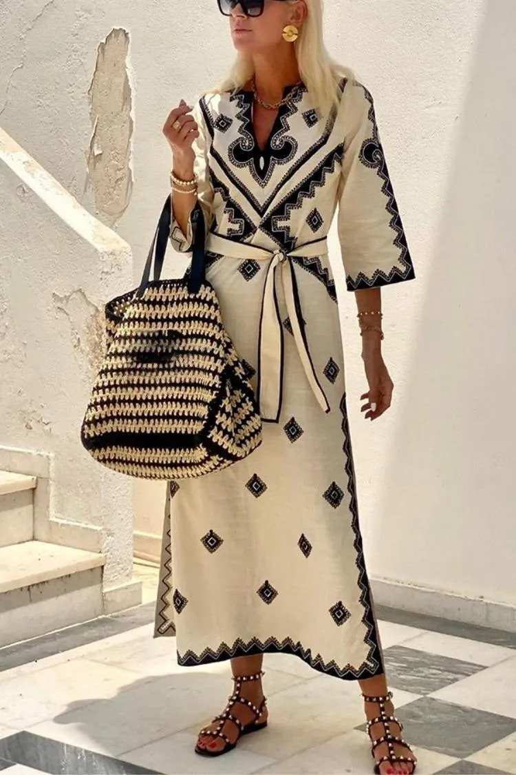 Ayla – Besticktes Boho-Maxi-Kleid mit Ethno-Muster und Bindegürtel