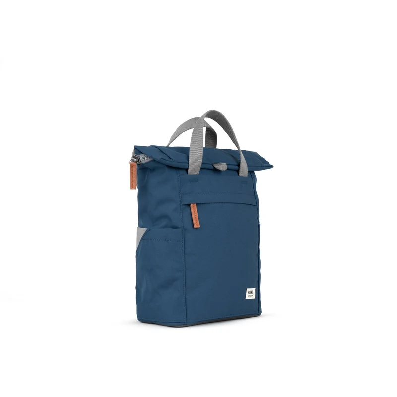 ROKA Finchley Eine mittelgroße Tasche aus recyceltem, dunkelblauem Canvas