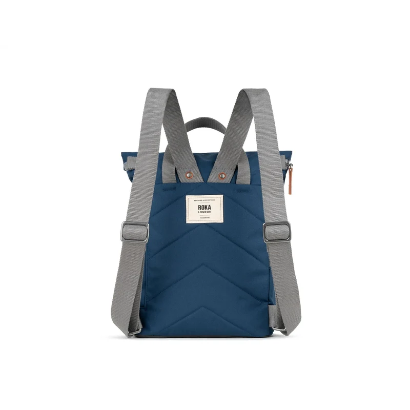 ROKA Finchley Eine mittelgroße Tasche aus recyceltem, dunkelblauem Canvas