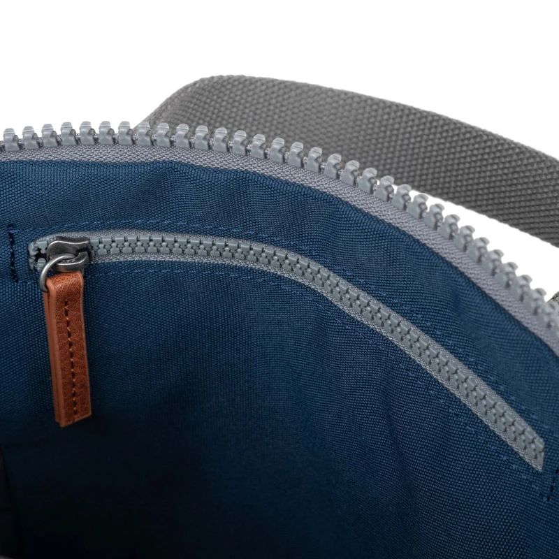 ROKA Finchley Eine mittelgroße Tasche aus recyceltem, dunkelblauem Canvas