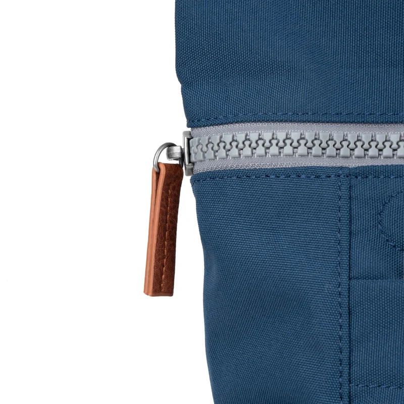 ROKA Finchley Eine mittelgroße Tasche aus recyceltem, dunkelblauem Canvas