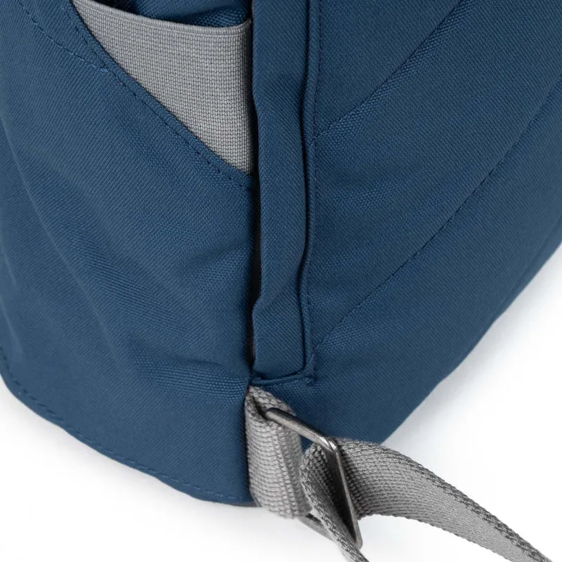 ROKA Finchley Eine mittelgroße Tasche aus recyceltem, dunkelblauem Canvas