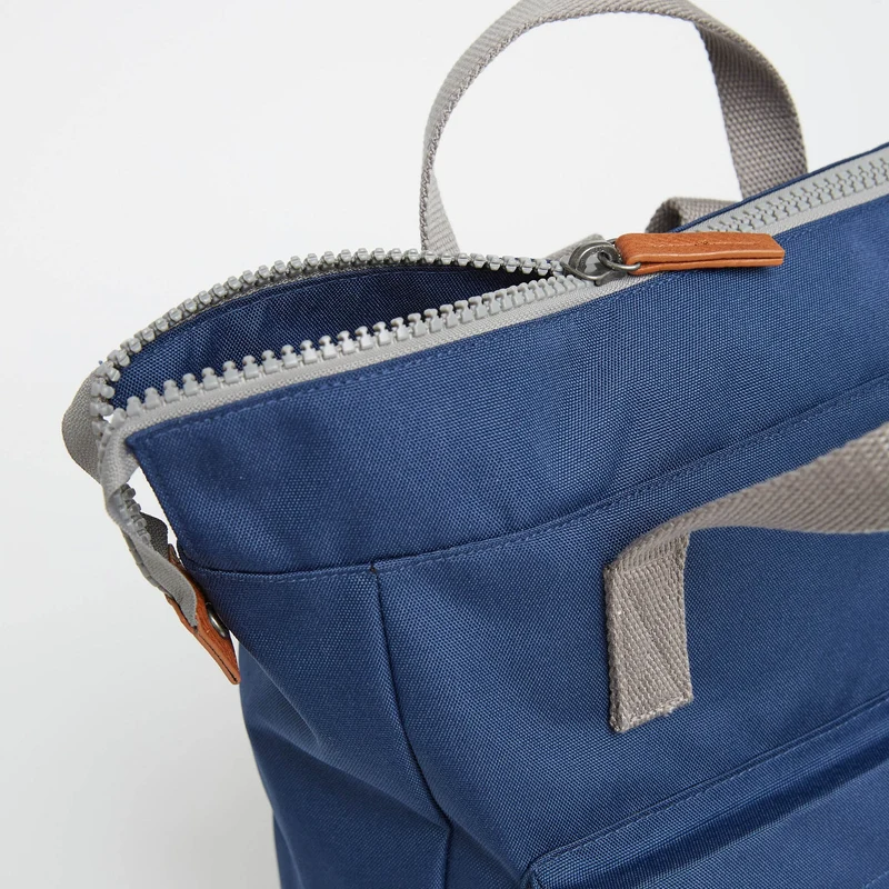 ROKA Bantry B Mineral Kleine Tasche aus recyceltem Canvas