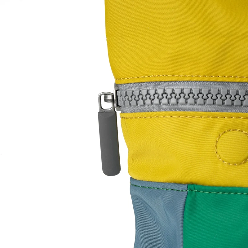 ROKA Kreativer Abfall Canfield B Kleine Tasche aus recyceltem Nylon, Edition 4