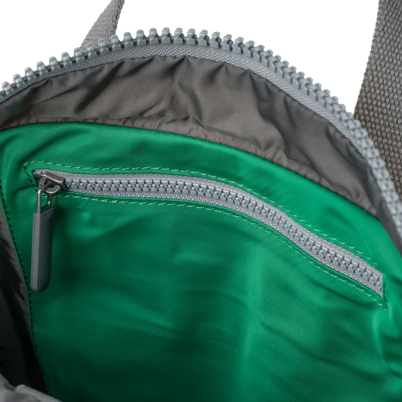 ROKA Kreativer Abfall Canfield B Kleine Tasche aus recyceltem Nylon, Edition 4