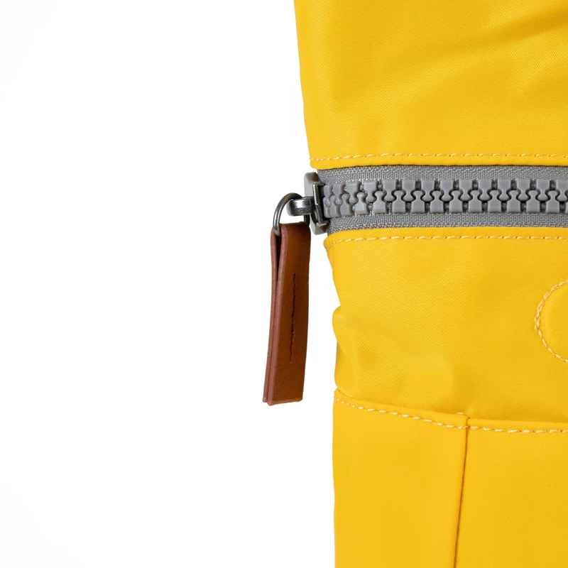 ROKA Canfield B Aspen Yellow Kleine Tasche aus recyceltem Nylon