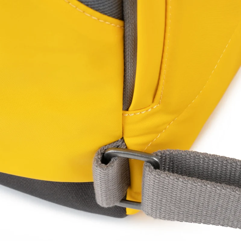 ROKA Canfield B Aspen Yellow Kleine Tasche aus recyceltem Nylon