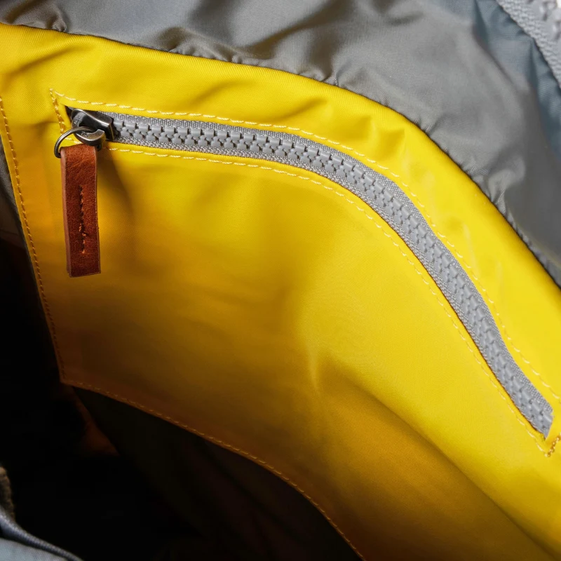 ROKA Canfield B Aspen Yellow Kleine Tasche aus recyceltem Nylon