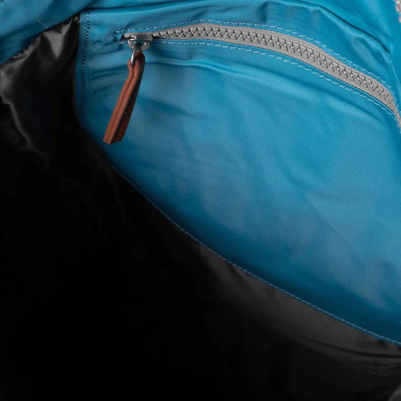 ROKA Bantry B Petrol Kleine Tasche aus recyceltem Nylon
