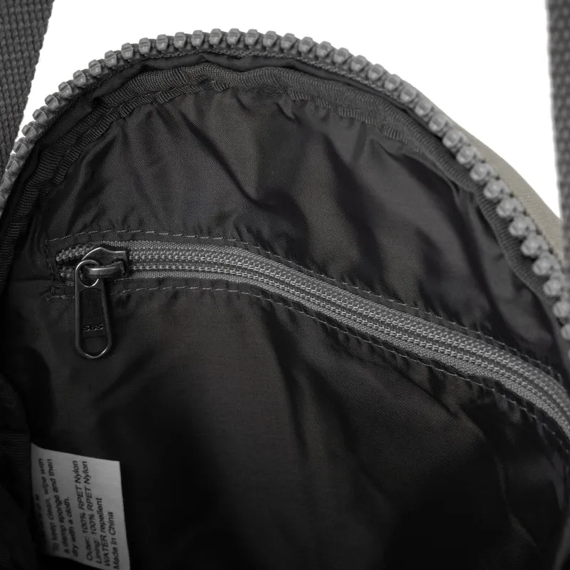 ROKA Kreativer Abfall Paddington B Ash / Coriander Einheitsgröße Recycelter Canvas-Beutel