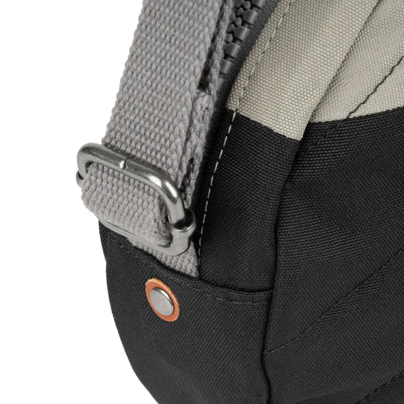 ROKA Kreativer Abfall Paddington B Ash / Coriander Einheitsgröße Recycelter Canvas-Beutel