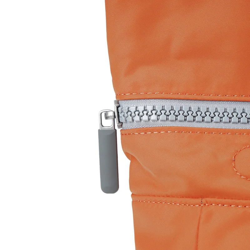ROKA Kreativer Abfall Canfield Mittelgroße Tasche aus recyceltem Nylon, Farbe Graphit/Gebranntes Orange.
