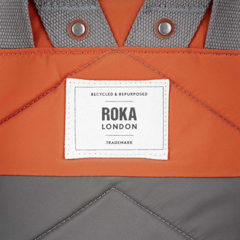 ROKA Kreativer Abfall Canfield Mittelgroße Tasche aus recyceltem Nylon, Farbe Graphit/Gebranntes Orange.