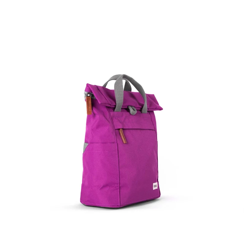 ROKA Finchley Eine kleine Tasche aus recyceltem Canvas von Violett