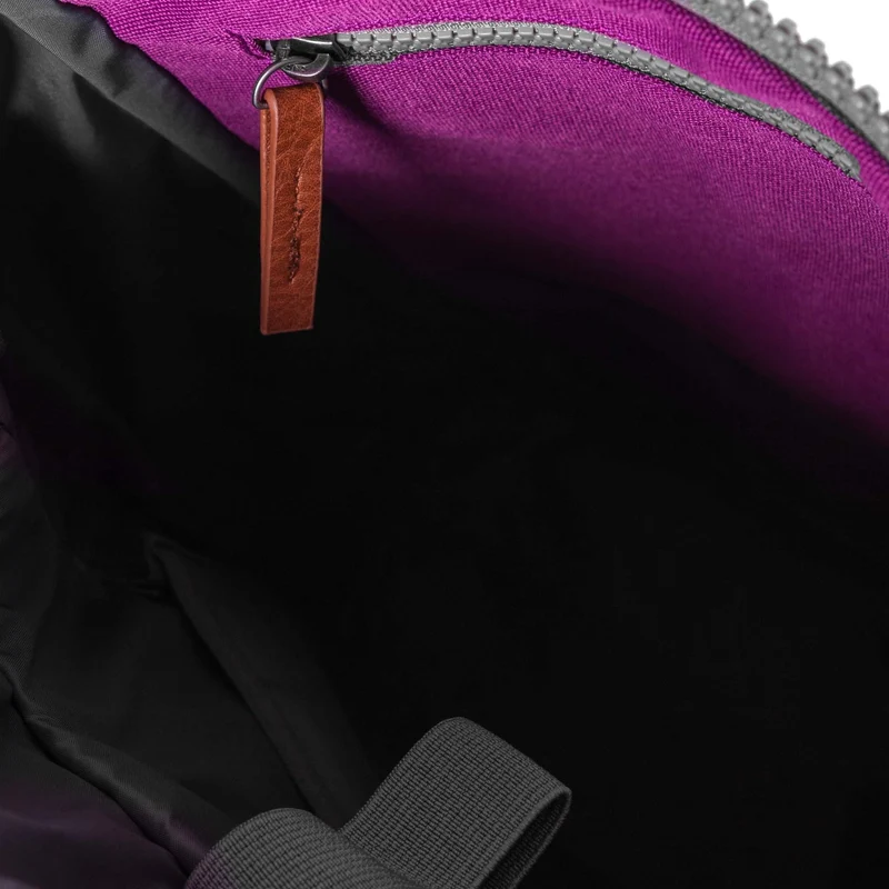 ROKA Finchley Eine kleine Tasche aus recyceltem Canvas von Violett